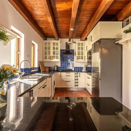 House Fun Ride Surf School サグレス